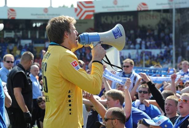 08.05.2011,Fussball, 2. BUNDESLIGA, Saison 2010 2011, 33. SPIELTAGVFL BOCHUM 1 - 3 Andreas Luthe (VfL Bochum) feiert mit den Fans auf dem Platz, Aktion, Einzelbild, Mimik, Gestik o0 einheizer