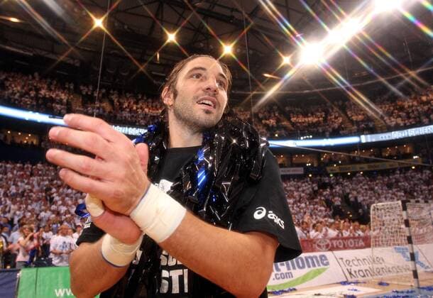 11.05.2011, Handball 1.Bundesliga 2010 2011, 31.Spieltag, HSV Handball - VfL Gummersbach, in der 02-World Hamburg. HSV Handball ist neuer Deutscher Handball-Meister 2011 und jubelt , Bertrand Gille (Hamburger SV)