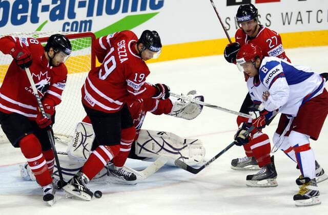 EISHOCKEY - IIHF WM 2011, CAN vs RUS BRATISLAVA,SLOWAKEI,12.MAI.11 - DIVERS, EISHOCKEY - IIHF Weltmeisterschaft, Laenderspiel, Viertelfinale, Kanada vs Russland. Bild zeigt Carlo Colaiacovo, Jason Spezza, Jonathan Bernier, Alex Pietrangelo (CAN) und Alexander Ovechkin (RUS).