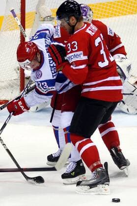 EISHOCKEY - IIHF WM 2011, CAN vs RUS BRATISLAVA,SLOWAKEI,12.MAI.11 - DIVERS, EISHOCKEY - IIHF Weltmeisterschaft, Laenderspiel, Viertelfinale, Kanada vs Russland. Bild zeigt Alexei Tereshenko (RUS) und Marc Methot (CAN). 