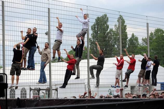 Fußball, Stadiongeschichte Kickers Offenbach 14. Mai 2011: Offenbach, Stadion am Bieberer Berg: Fussball 3. Liga, 38. Spieltag: Kickers Offenbach - Fans von Kickers Offenbach sind auf die Zäune geklettert.