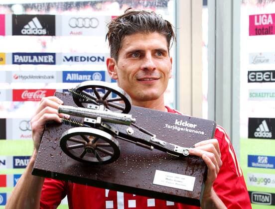 Mario Gomez ( FC Bayern ) mit Torjägerkanone Torschützenkönig Fußball Fussball erste 1.Bundesliga Herren Saison 10 11 14.05.2011 FC Bayern München vs. VfB Stuttgart Portrait Porträt Portraet Einzelbild close up o0 Ehrung Trophäe Pokal Objekte
