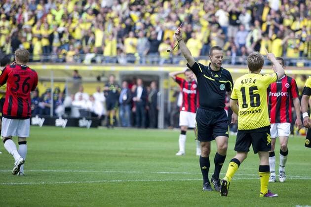Marcel TITSCH-RIVERO (li., F) bekommt die Rote Karte von Schiedsrichter Peter GAGELMANN, Platzverweis, Rot, ganze Figur, Querformat, Fussball 1. Bundesliga, BV Borussia Dortmund (BVB) - Eintracht Frankfurt (F) 3:1, am 14.05.2011 in Dortmund, liga1&spieltag34&saison1011