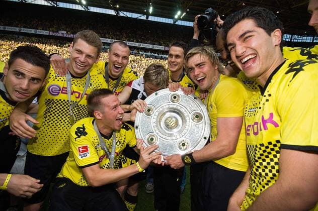 v.r. Nuri SAHIN, Marcel SCHMELZER, Sebastian KEHL, Jakub Kuba BLASZCZYKOWSKI , Kevin GROSSKREUTZ , Marco STIEPERMANN, Lukasz PISZCZEK, Damien LE TALLEC (alle BVB) jubeln mit der Deutschen Meisterschale, Fussball 1. Bundesliga, Borussia Dortmund o0 Sieg Siegerehrung Pokal Trophäe Schale Objekte