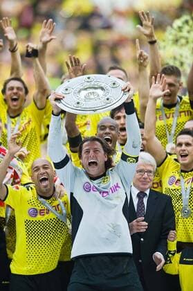 Torwart Roman WEIDENFELLER, BVB, jubelt mit der Deutschen Meisterschale, Siegerehrung Fussball 1. Bundesliga, Borussia Dortmund o0 Sieg Siegerehrung Pokal Trophäe Schale Objekte Feier Meisterfeier