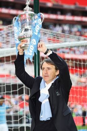 Roberto Mancini coach of Manchester City celebrates by lifting the Fa Cup -- EON FA Cup Final Manchester City WIN 14th May, 2011 EDITORIAL USE ONLY. No use with unauthorised audio, video, data, fixture lists, club league logos or live services. Online in-match use limited to 120 images, no video emulation. No use in betting, games or single club league player publications. o0 Trophäe Objekte Jubel Freude
