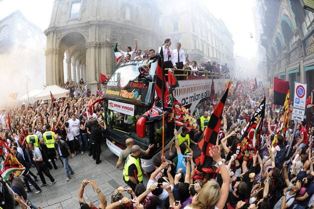 AC Mailand ist italienischer Meister - Fans des AC Milan Am Bus  o0 fisheye