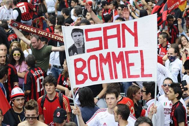 AC Mailand ist italienischer Meister - Fans des AC Milan mit einem San Bommel Plakat  o0 Mark van Plakat, Fanplakat, Fanplakate, Transparent