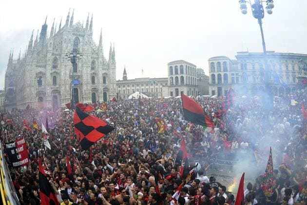AC Mailand ist italienischer Meister - Fans des AC Milan vor dem Mailänder Dom  o0 Totale Masse Fanmasse Gebäude Wahrzeichen