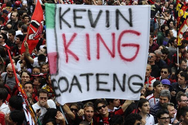 AC Mailand ist italienischer Meister - Fans des AC Milan mit Plakat für Boateng: Kevin King Boateng  o0 Plakat, Fanplakat, Fanplakate, Transparent
