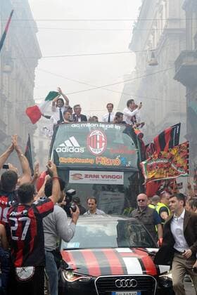 AC Mailand ist italienischer Meister - Milan Spieler auf dem Bus umringt von Fans 