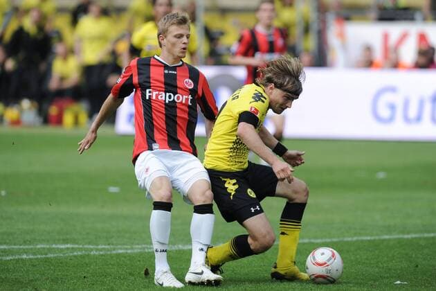 14-05-2011, Fussball, 1. Bundesliga, Saison 2010-2011, 34. Spieltag, BORUSSIA DORTMUND - EINTRACHT FRANKFURT 3-1 Marcel Titsch-Rivero (E. Frankfurt), li., sieht nach dieser Notbremse gegen Marcel Schmelzer (Borussia Dortmund) die Rote Karte