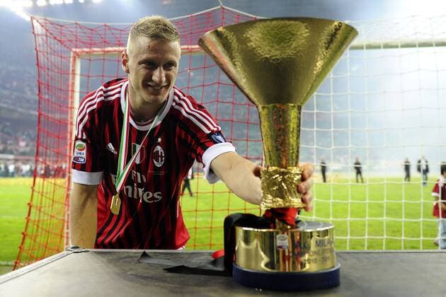 AC Mailand ist italienischer Meister: Ignazio Abate  o0 Pokal Objekte Meisterpokal Trophäe