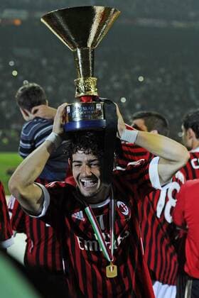 AC Mailand ist italienischer Meister: Alexandre Pato  o0 Pokal Objekte Meisterpokal Trophäe