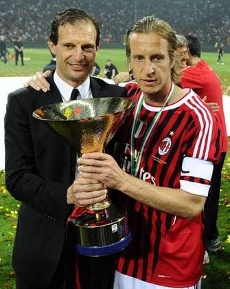 AC Mailand ist italienischer Meister: Trainer Massimiliano Allegri-Massimo Ambrosini v.li.  o0 Pokal Objekte Meisterpokal Trophäe