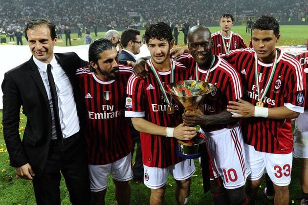 AC Mailand ist italienischer Meister: Trainer Massimiliano Allegri-Gennaro Gattuso-Alexandre Pato-Clarence Seedorf-Thiago Silva v.li.  o0 Pokal Objekte Meisterpokal Trophäe