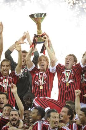AC Mailand ist italienischer Meister: Massimo Ambrosini  o0 Pokal Objekte Meisterpokal Trophäe Siegerehrung