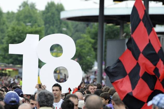 AC Mailand ist italienischer Meister: Fans des AC Milan feiern die 18. Meisterschaft  o0 Zuschauer