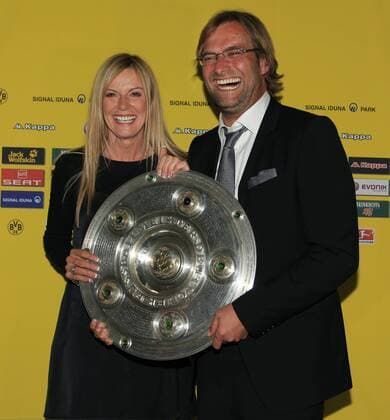 FUSSBALL 1. BUNDESLIGA SAISON 2010 2011 34. Spieltag 14.05.2011 Meisterfeier Borussia Dortmund Trainer Juergen Klopp und Ehefrau Ulla mit Meisterschale  o0 Objekte Pokal Trophäe Schale Meisterschale
