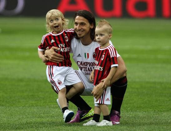 Zlatan Ibrahimovic seinen Söhnen Maximilian und Vincent - Der AC Mailand ist zum 18. Mal Italienischer Meister - PaoloxNucci