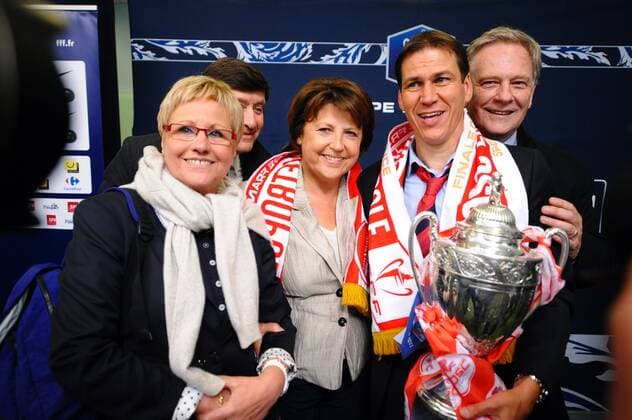 Finale Coupe de France: OSC Lille, 14.05.2011; OSC Lille feiert den Gewinn des Coupe de France 2010 2011 - Staatssekretärin Michel DEMESSIME (FRA, L) - Bürgermeisterin von Lille Martine AUBRY (FRA, Mitte) - Trainer Rudi GARCIA (Lille, 2.v.re.) - xAnthonyxBibardxFEPx  o0 Jubel, Freude Sieger Pokal, Trophäe Objekte people Politik