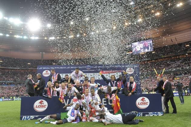 Finale Coupe de France: OSC Lille, 14.05.2011; OSC Lille feiert den Gewinn des Coupe de France 2010 2011 - xJBxAutissierx  o0 Jubel, Freude Sieger Pokal, Trophäe Objekte Siegerfoto totale Konfetti Konfettiregen
