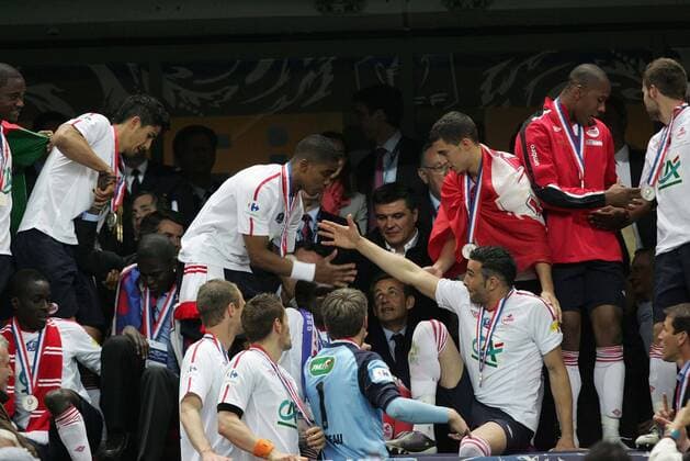 Finale Coupe de France: OSC Lille, 14.05.2011; OSC Lille feiert den Gewinn des Coupe de France 2010 2011 - Franck Beria (o., Mitte), Adil Rami (vorn, re., beide Lille) und dazwischen Präsident Nicolas Sarkozy (FRA, Mitte) - xGwendolinexLeGoffx  o0 Jubel, Freude Sieger people Politik totale