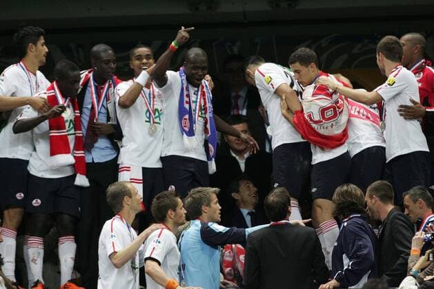 Finale Coupe de France: OSC Lille, 14.05.2011; OSC Lille feiert den Gewinn des Coupe de France 2010 2011 - Franck Beria (o., 4.v.li.), Moussa Sow (o., 5.v.li., alle Lille) und dazwischen Präsident Nicolas Sarkozy (FRA, Mitte) - xGwendolinexLeGoffx  o0 Jubel, Freude Sieger people Politik totale