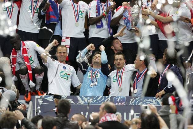 Finale Coupe de France: OSC Lille, 14.05.2011; OSC Lille feiert den Gewinn des Coupe de France 2010 2011 - David Rozehnal (2.v.li.) und Torwart Mickael Landreau (Mitte) - xGwendolinexLeGoffx  o0 Jubel, Freude Sieger