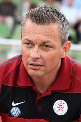 Fußball, Trainerhistorie KSV Hessen Kassel von 1964 bis heute CHRISTIAN HOCK SV WEHEN WIESBADEN (schwarz) - KSV HESSEN KASSEL (weiß), FINALE HESSENPOKAL in MARBURG 10.5.2011