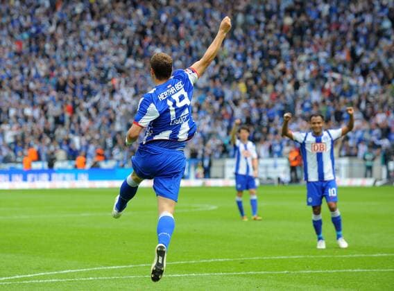 Fussball Berlin 15.05.2011 2. Bundesliga Saison 2010 2011 Hertha BSC Berlin - FC Augsburg Torjubel nach dem 1:0 durch Pierre-Michel Lasogga (Hertha BSC, No.19)