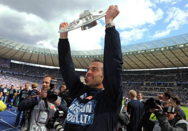 Fussball 2 Bundesliga Herren Berlin 15.05.2011 Olympiastadion Hertha BSC geg FC Augsburg 2:1 Markus BABBEL Trainer BSC o0 Schale Meisterschale Trophäe Pokal Objekte