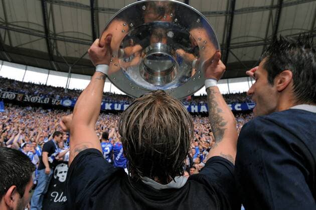Fussball 2 Bundesliga Herren Berlin 15.05.2011 Olympiastadion Hertha BSC geg FC Augsburg 2:1 Patrick EBERT 20 BSC o0 Schale Meisterschale Trophäe Pokal Objekte