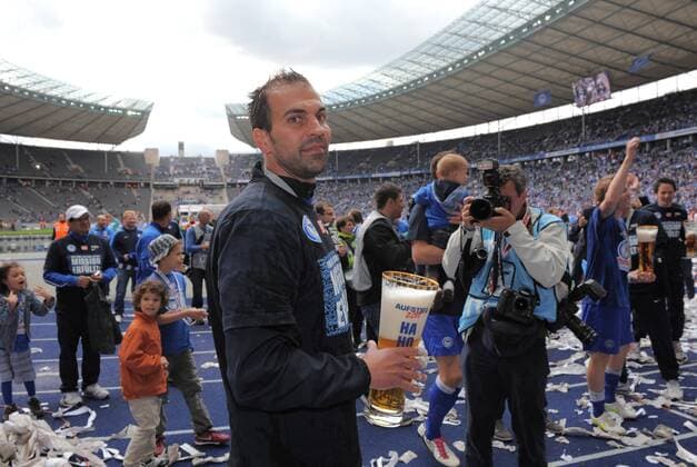 Fussball 2 Bundesliga Herren Berlin 15.05.2011 Olympiastadion Hertha BSC geg FC Augsburg 2:1 Markus BABBEL Trainer BSC o0 Bier Glas Bierglas