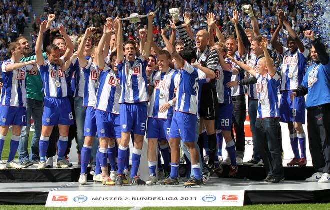 Hertha BSC ist Zweiligameister Meisterschale Mannschaft Team Andre Mijatovic mit Schale 15.05.2011 Hertha BSC Berlin - FC Augsburg Fußball Fussball Herren DFL Zweite Bundesliga Olympiastadion Saison 10 11 o0 Schale Meisterschale Trophäe Pokal Objekte Siegerehrung