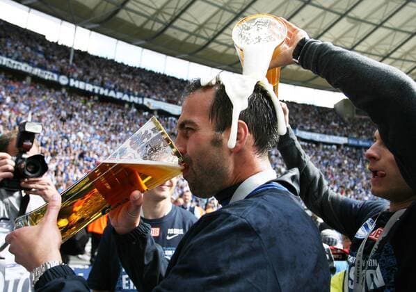 Hertha BSC ist Zweiligameister Trainer Markus Babbel Bierdusche Aktion 15.05.2011 Hertha BSC Berlin - FC Augsburg Fußball Fussball Herren DFL Zweite Bundesliga Olympiastadion Saison 10 11 o0 Bier Glas Bierglas