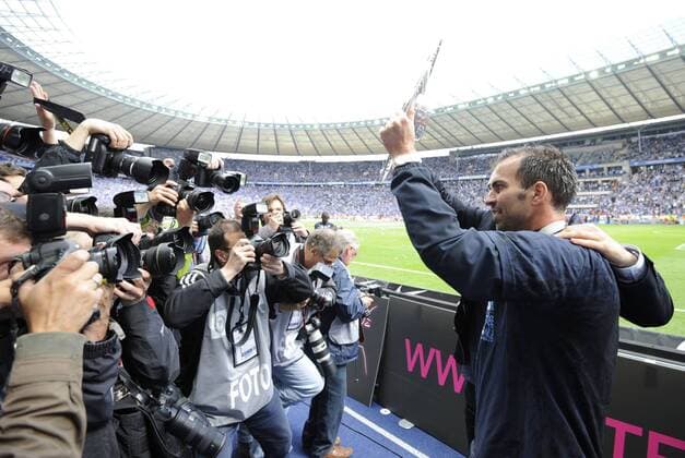 Trainer Marcus BABBEL (re., Hertha) mit Meisterschale, Fussball 2. Bundesliga, Hertha BSC - FC Augsburg, am 15.05.2011 in Berlin Deutschland, o0 Schale Pokal Trophäe Objekte Sportfotograf Fotograf