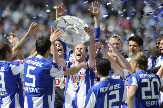 Roman HUBNIK (mi., Hertha) mit Meisterschale, Fussball 2. Bundesliga, Hertha BSC - FC Augsburg, am 15.05.2011 in Berlin Deutschland, o0 Siegerehrung Meisterschale Schale Pokal Trophäe Objekte