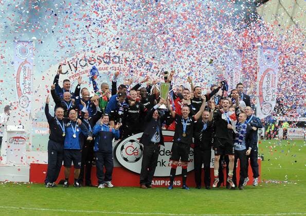 Football - Scottish Premier League - Glasgow Rangers - Scottish champion 2011 - Walter Smith (Rangers manager) lifts his last trophy as the manger at Rugby Park  o0 Objekte Pokal Trophäe Totale Mannschaftsfoto Siegerfoto Konfetti