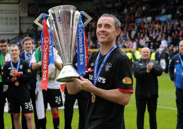 Football - Scottish Premier League - Glasgow Rangers - Scottish champion 2011 - David Weir (Rangers) at Rugby Park  o0 Objekte Pokal Trophäe