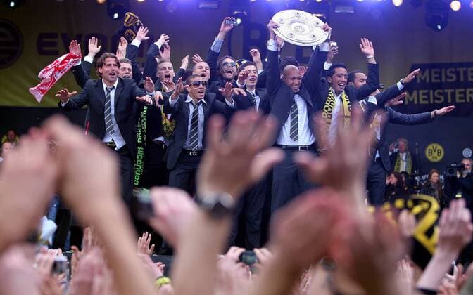15.05.2011, Fussball 1.Bundesliga 2010 2011, Deustscher Fußballmeister 2011 Borussia Dortmund feiert die Meisterschaft, Gelände Westfallenhalle Dortmund. die Mannschaft feiert auf der Bühne; Dede mit Meisterschale o0 Objekte Trophäe Totale