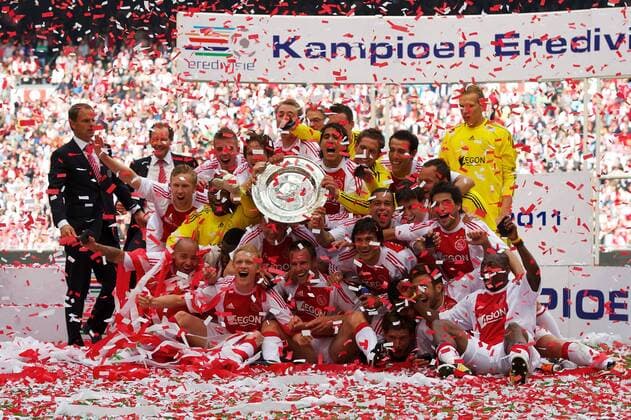 Ajax Amsterdam feiert die niederländische Meistschaft 2010 2011, Eredivisie 2010 2011 xVIxOrangexPictures KarelxDelvoyexIVx 298103 o0 Siegerfoto Pokal, Trophäe Objekte Schale Meisterschale Konfetti Sieg totale