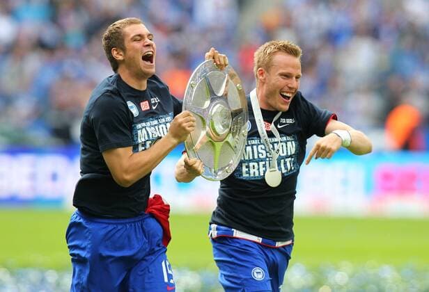 Pierre Michel Lasogga, Christian Lell mit Zweitligameisterschale Fussball Fußball zweite 2.Bundesliga Herren Saison 10 11 15.05.2011 Hertha BSC Berlin Freude Emotion jubelnd Jubel nach Aufstieg Meisterehrung o0 Zweitligameisterpokal Pokal, Trophäe Objekte