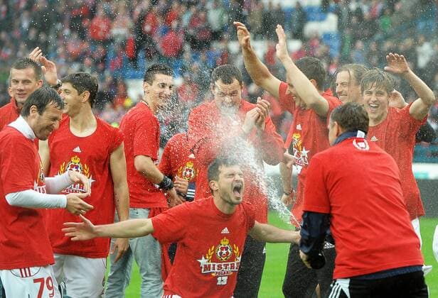 15.05.2011 KRAKOW PILKA NOZNA POLSKA EKSTRAKLASA 2010 2011 FOOTBALL POLISH POLAND EKSTRAKLASA SEASON MECZ WISLA KRAKOW - CRACOVIA KRAKOW DERBY KRAKOWA N Z RADOSC WISLY KRAKOW MISTRZ POLSKI 2010 2011 SZAMPAN RADOSC DRAGAN PALIJIC -  20110515NB039