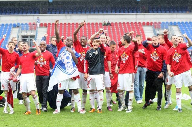 KRAKOW 2011.05.15 MECZ EKSTRAKLASA WISLA KRAKOW CRACOVIA KRAKOW DERBY PILKA NOZNA NZ PILKARZE WISLA KRAKOW RADOSC MISTRZ POLSKI -  6564