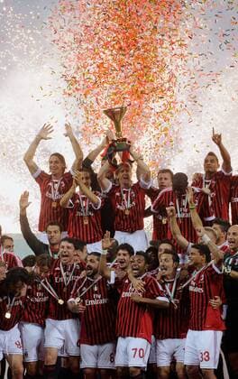 FUSSBALL INTERNATIONAL SERIE A SAISON 2010 2011 15.05.2011 AC Mailand ist italienischer Meister 2010 2011 Siegerehrung Teamjubel AC Mailand: Zlatan Ibrahimovic, Mathieu Flamini, Massimo Ambrosini mit dem Scudetto, Antonio Cassano, Rodney Strasser und Kevin Prince Boateng (hinten v.li.) Filippo Inzaghi, Luca Antonini, Mark Van Bommel, Gennaro Gattuso, Alexandre Pato, Robinho, Gianluca Zambrotta und Thiago Silva (vorn v.li)