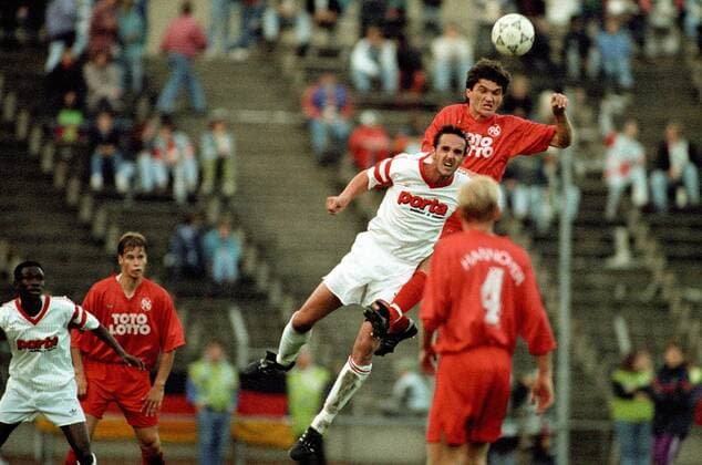 Dejan Raickovic (Hannover, re.hi.) gegen Nico Niedziella (Fortuna Köln), daneben 2. v. li. Martin Groth (beide Hannover 96) und Charles Akonnor (Fortuna Köln) - Aus 2. BL in der Saison 1993 1994 Hannover 96 (Rot) gegen Fortuna Köln 0:2 am 09.10.1993. Duell Dynamik Kampf