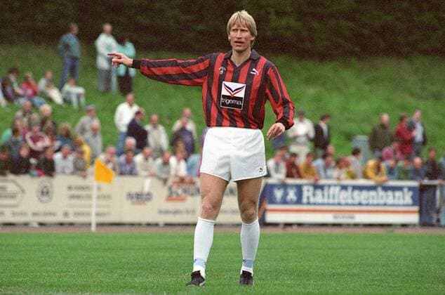 Uwe Rahn (Hertha BSC Berlin) im Trainingslager 1990 1991 in Bevern bei Holzminden Niedersachsen - hier im Trainingsspiel als Gegner von MTV Bevern und Kreisauswahl am 18.07.1990. Gestik