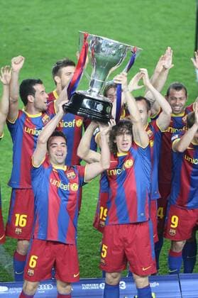 FC Barcelona (Barca), spanish champion 2010 2011: Barcelona s players Xavi Hernandez and Carles Puyol celebrate winning the Liga. May, 15, 2011.  o0 Siegerehrung Pokal Trophäe Objekte Freude Jubel