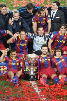 FC Barcelona (Barca), spanish champion 2010 2011: Barcelona s players front (L-R) Dani Alves, Gerard Pique, Carles Puyol, center: Adriano Correira, Jose Manuel Pinto, Maxwell Scherrer and Javier Mascherano (top, 2.R) Liga. May, 15, 2011.  o0 Pokal Trophäe Objekte Freude Jubel